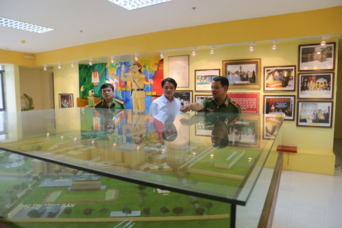 Đoàn cán bộ Ngân hàng Bưu điện Liên Việt PostBank đi tham quan cơ sở vật chất và các công trình văn hóa tại Học viện CSND